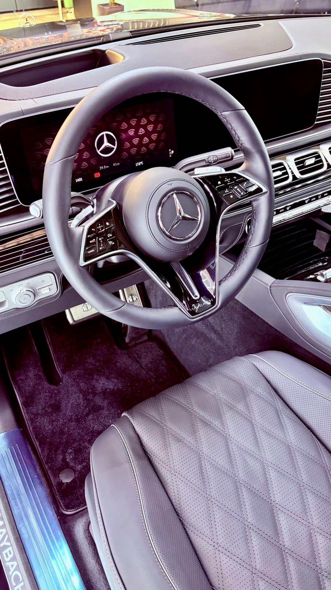Tisztított és ápolt világos bőr utastér, Mercedes kormánnyal